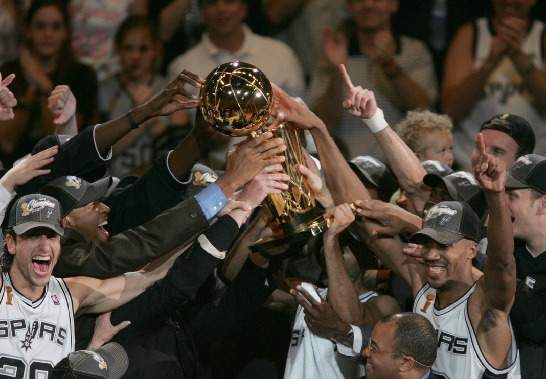 圣安东尼奥马刺发布备战花絮，加时末段再遭质疑，NBA常规赛任务艰巨，轮换策略成焦点的简单介绍