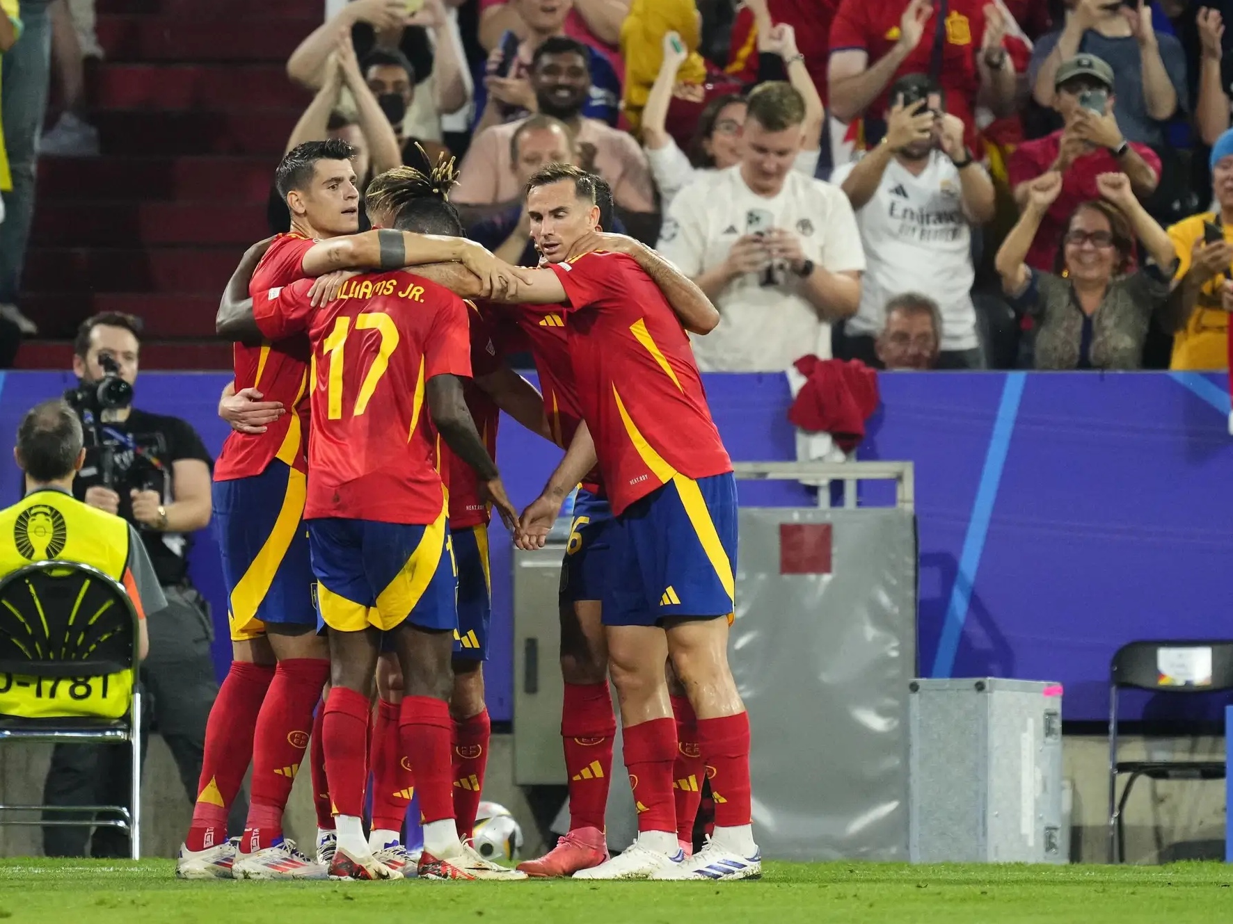 官方网站包含集结日法国杯焦点战，瓦伦西亚豪取连胜，球迷炸锅，阵容厚度经受考验的词条