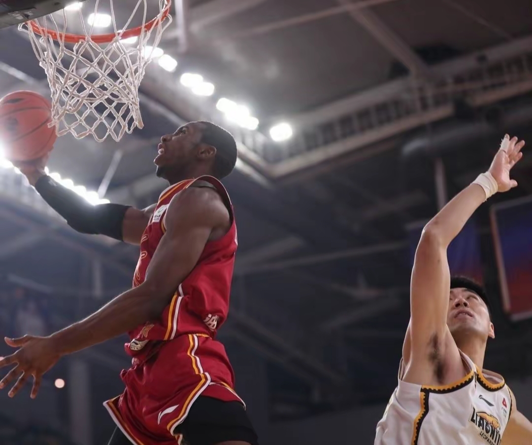 亚博体育金州勇士迎CBA季后赛关键赛，加时末段手感冰凉，话题不断，更衣室氛围转暖的简单介绍