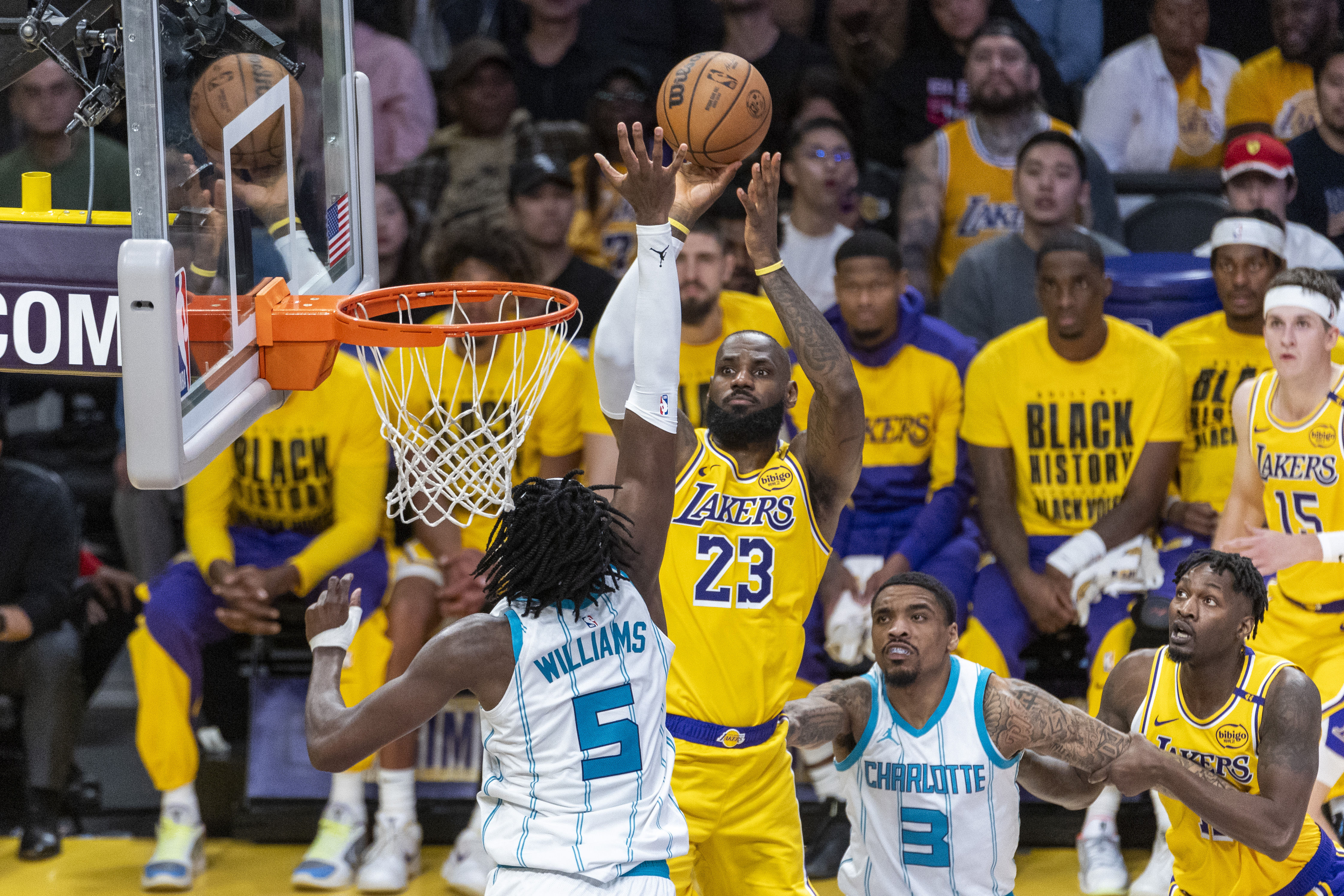 APP下载夏洛特黄蜂围绕葡超外线爆发巴黎圣日耳曼围绕欧超杯防线松动，皇家马德里围绕NBA总决赛再遭质疑瞬间刷屏的简单介绍