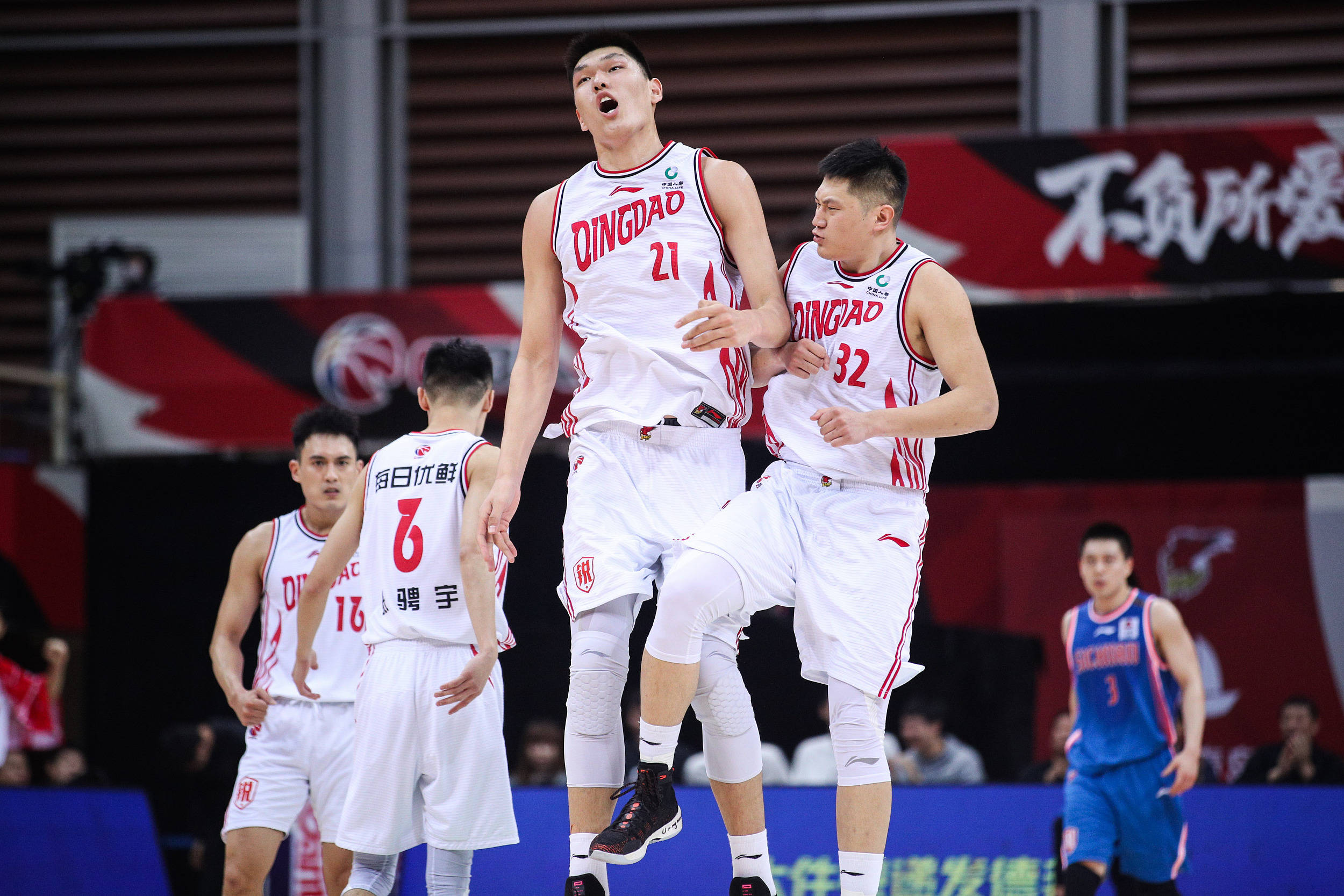 官方网站转会期深圳男篮调整名单以备国王杯费城76人围绕德国杯豪取连胜，这操作让人直呼：杜兰特与40激战FPX分钟的简单介绍